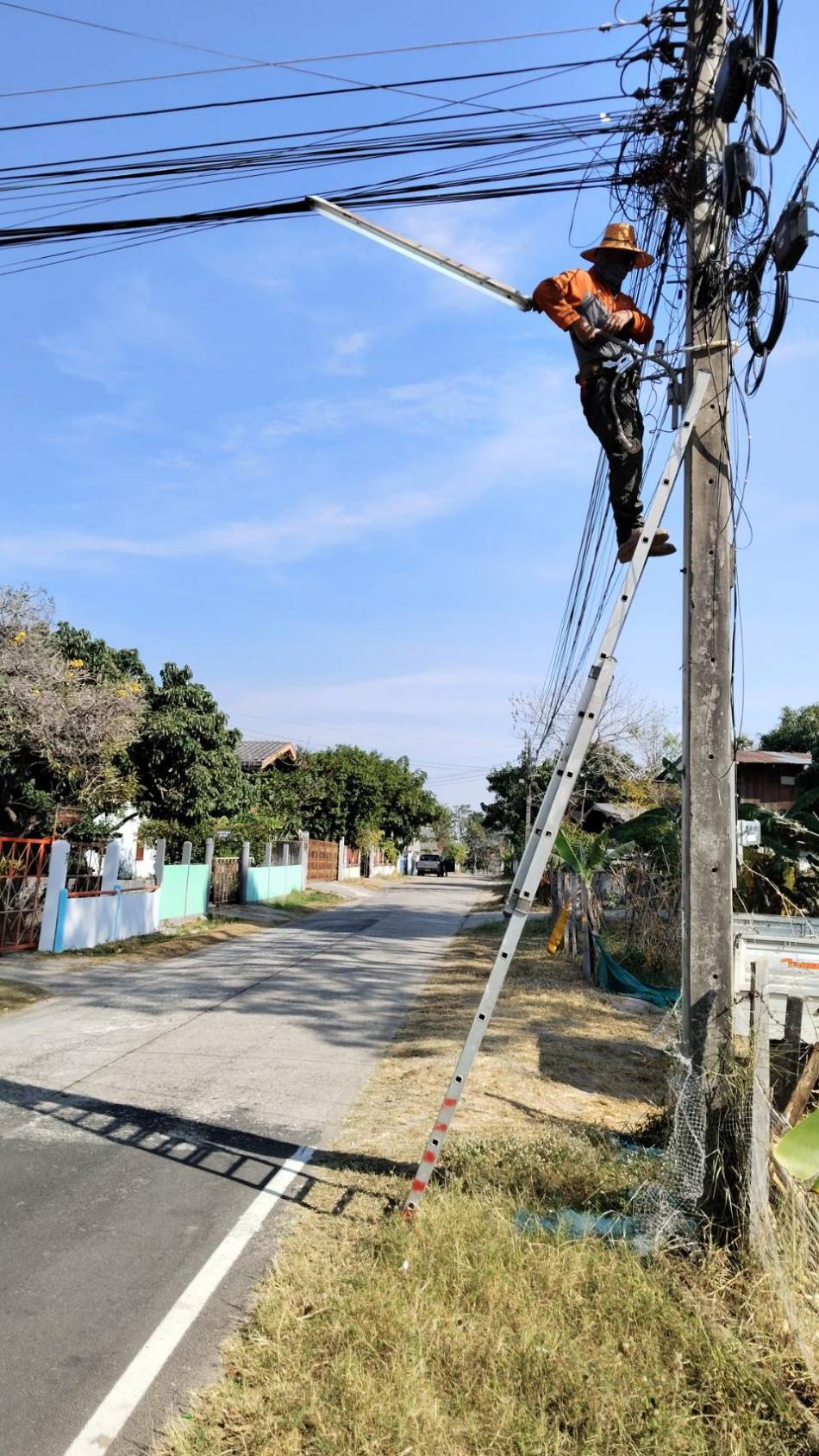 ซ่อมไฟฟ้าส่องสว่างสาธารณะภายในพื้นที่ตำบลโพธิ์สัย