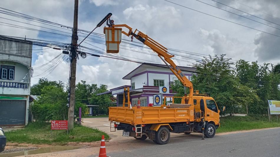 ทีมงานกองช่าง อบต.โพธิ์สัย ออกซ่อมไฟฟ้าส่องสว่าง ถนนแจ้งสนิท หมายเลข 23