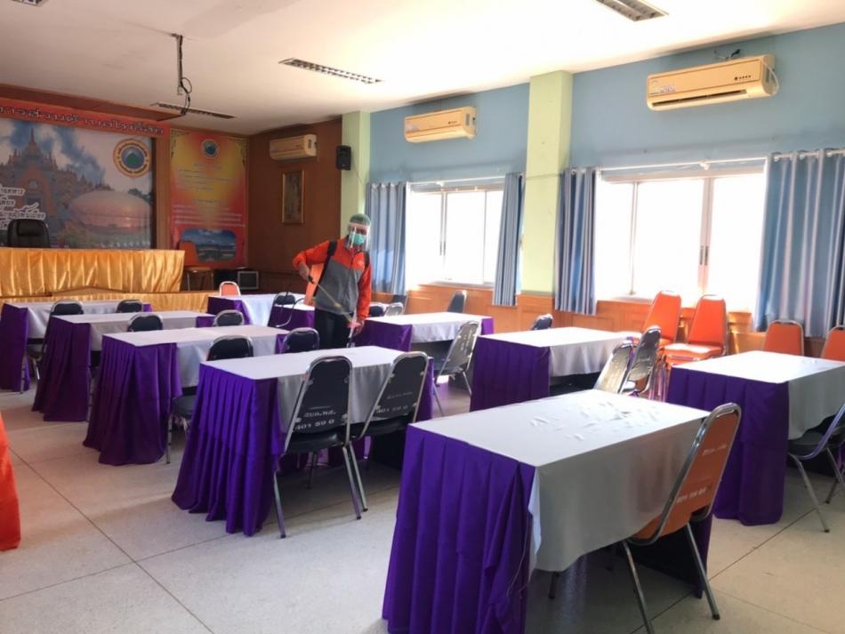 องค์การบริหารส่วนตำบลโพธิ์สัย พ่นยาฆ่าเชื้อป้องกัน COVID-19 สร้างความเชื่อมั่นให้กับเจ้าหน้าที่ และผู้มาติดต่อราชการ
